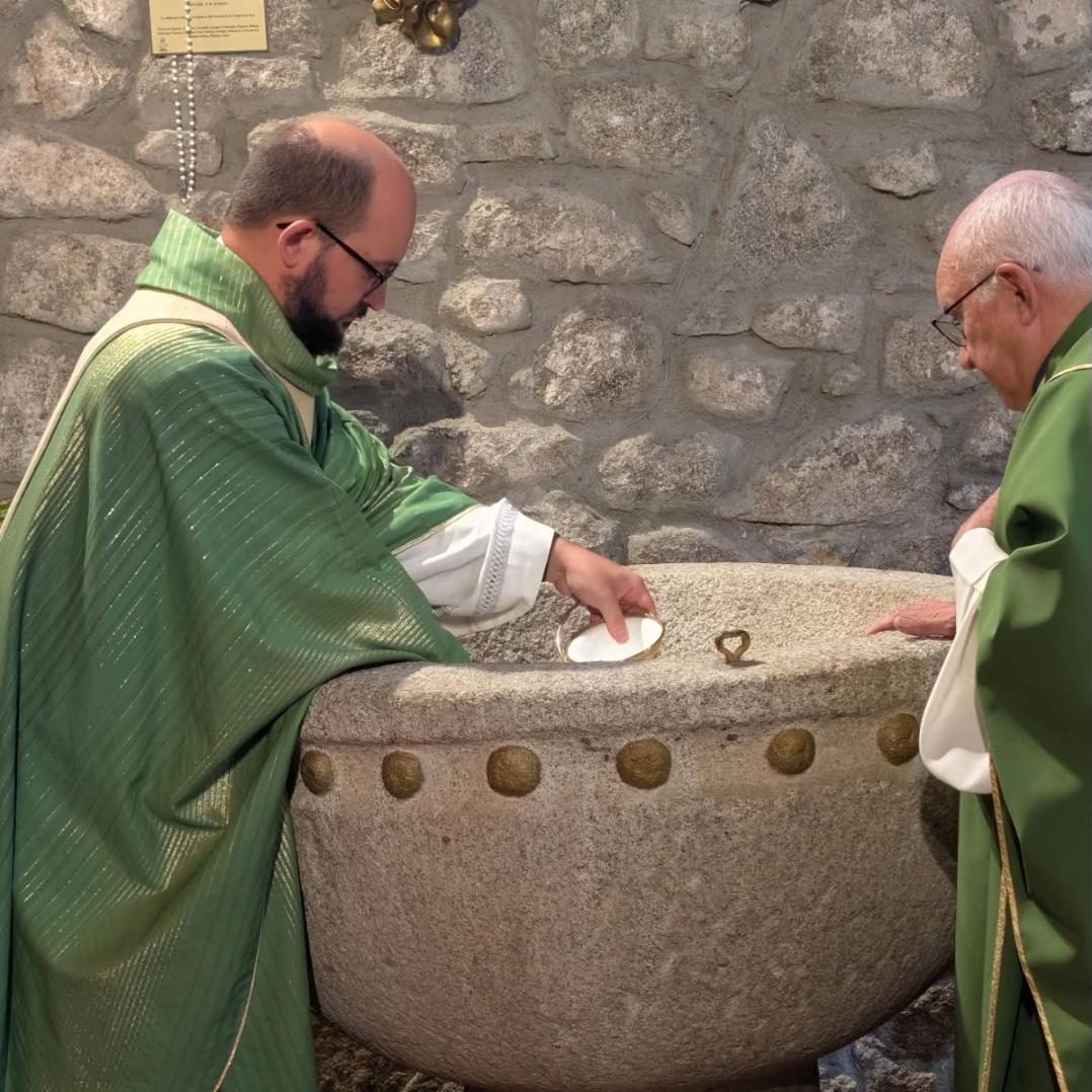 Pila bautismal de granito con bolas de la iglesia de San Sebastián Mártir