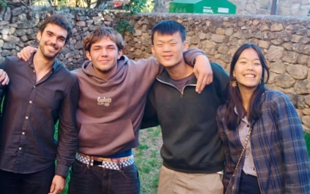 Jóvenes del grupo abrazados en el jardín de la parroquia