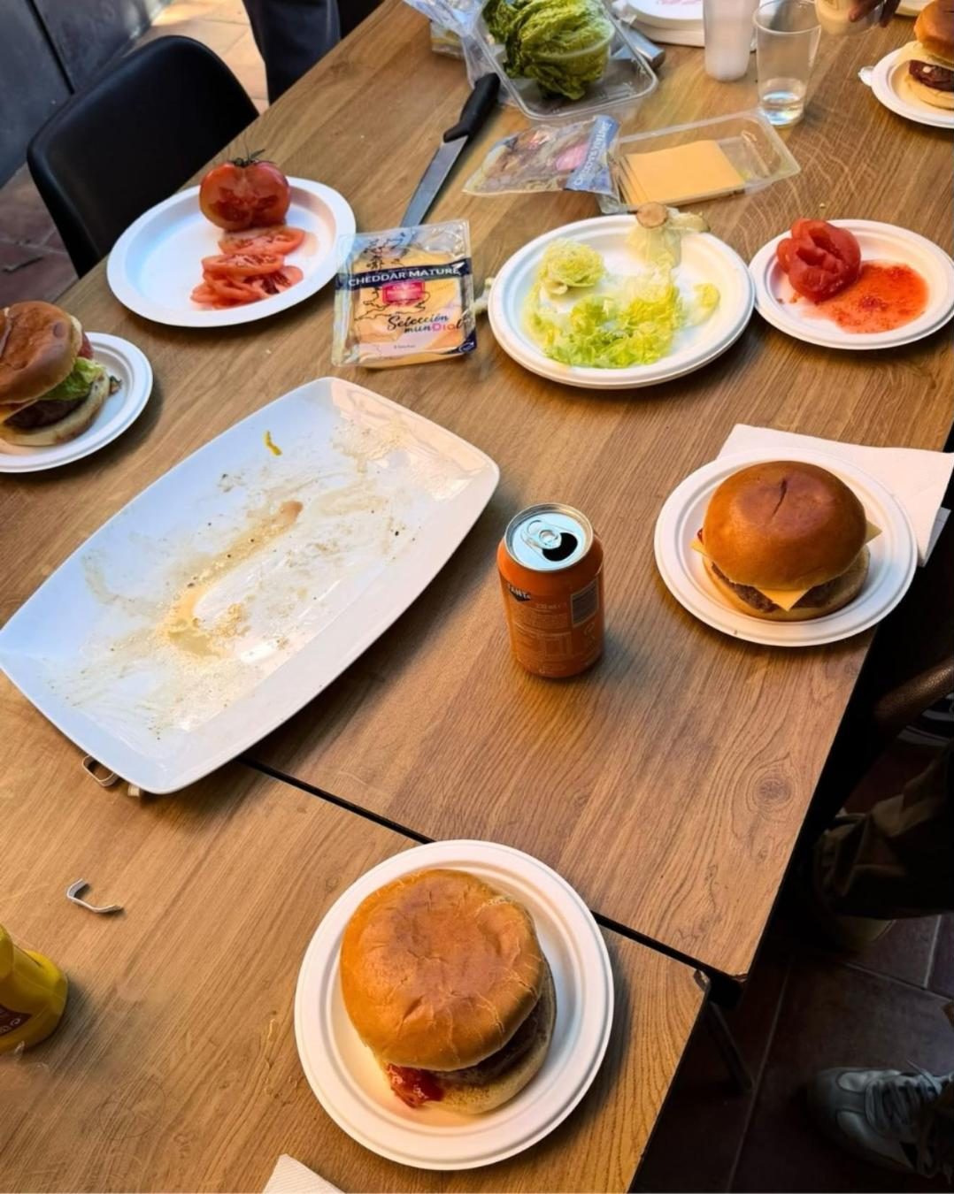 Mesa con hamburguesas durante la convivencia