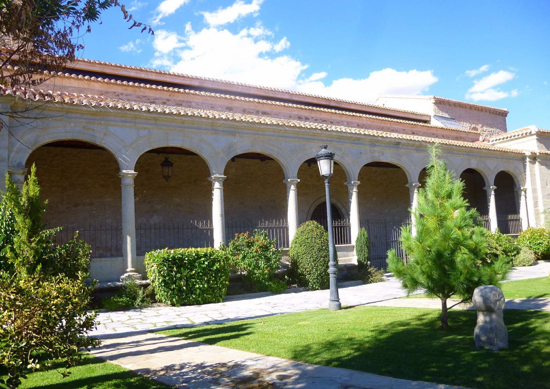 Galería porticada de arcos de granito de Las Nieves