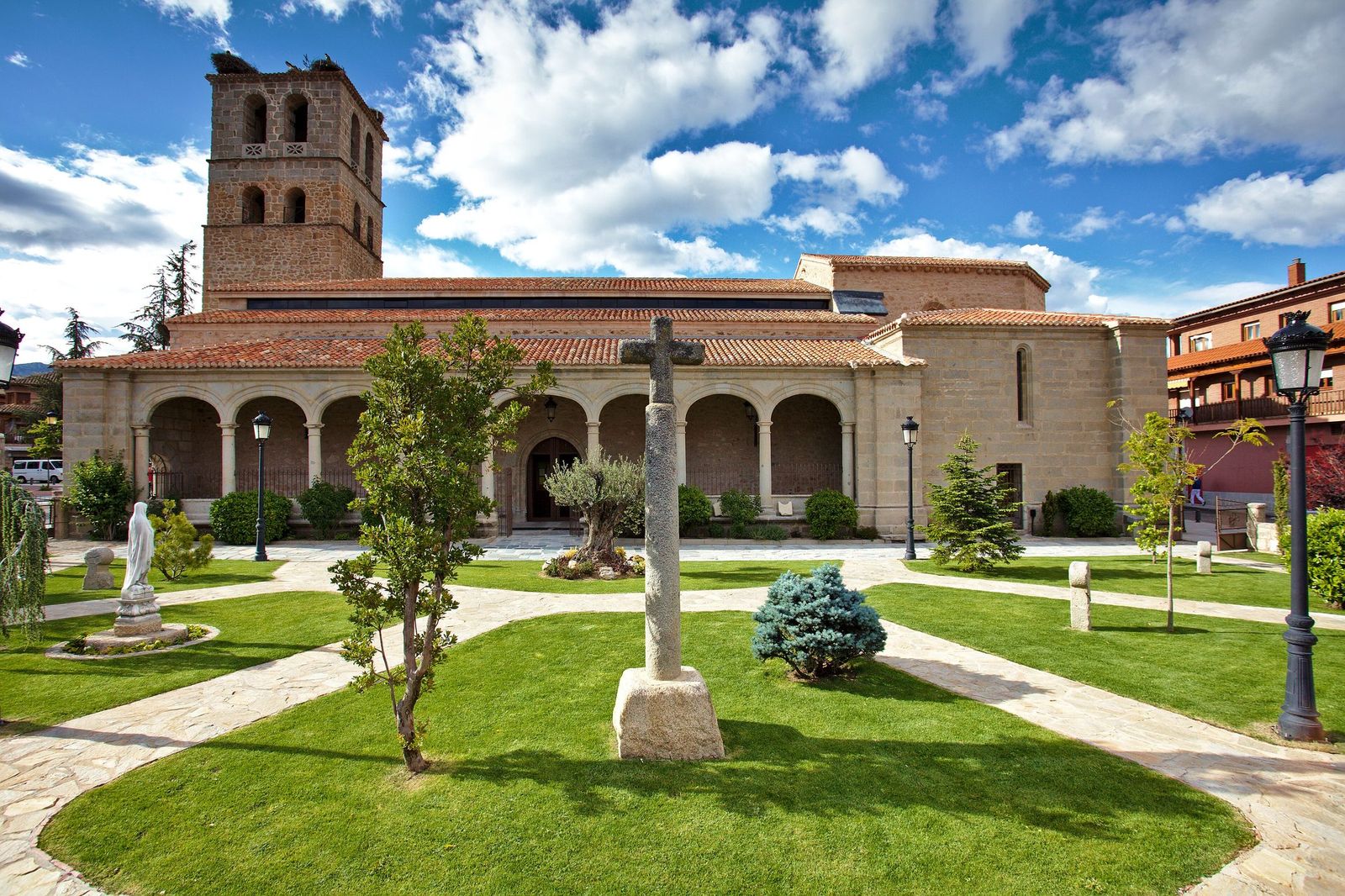 Iglesia de Nuestra Señora de las Nieves con su torre y el pórtico de arcos, vista desde el jardín