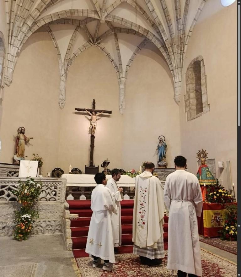 Celebración ante el altar mayor de Las Nieves, bajo la bóveda gótica